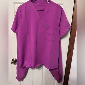 Figs Magenta V-Neck Scrub Top/jogger bottom set